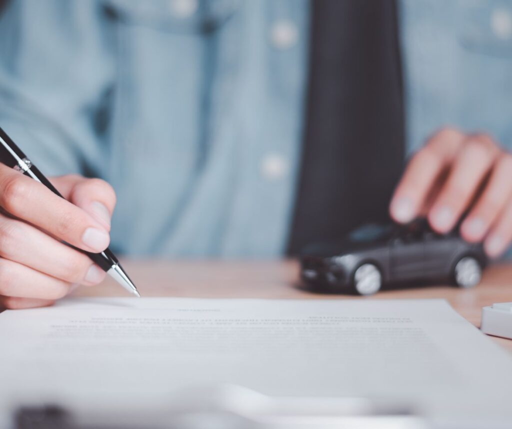 Carro protegido com seguro de automóvel completo